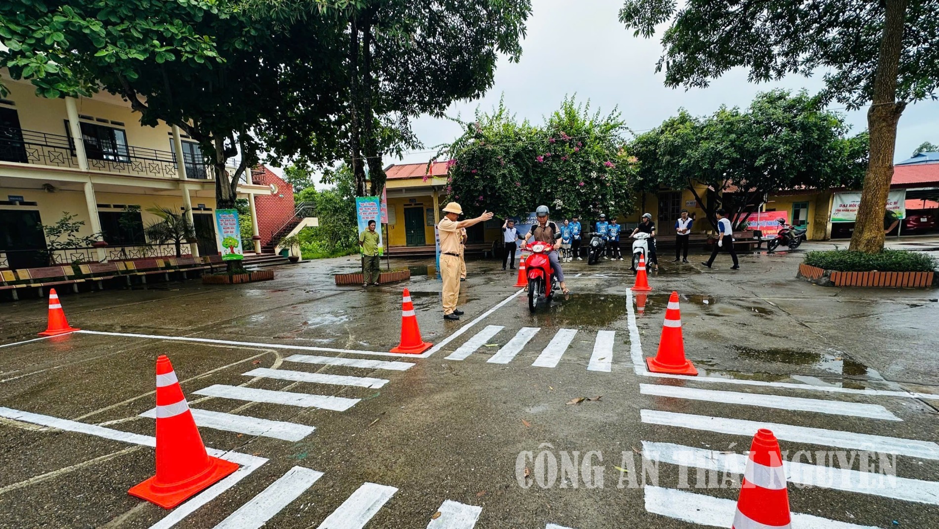 Thực hiện chiến dịch đào tạo kỹ năng lái xe mô tô, xe gắn máy an toàn cho 300 người dân, cán bộ, công chức, viên chức.