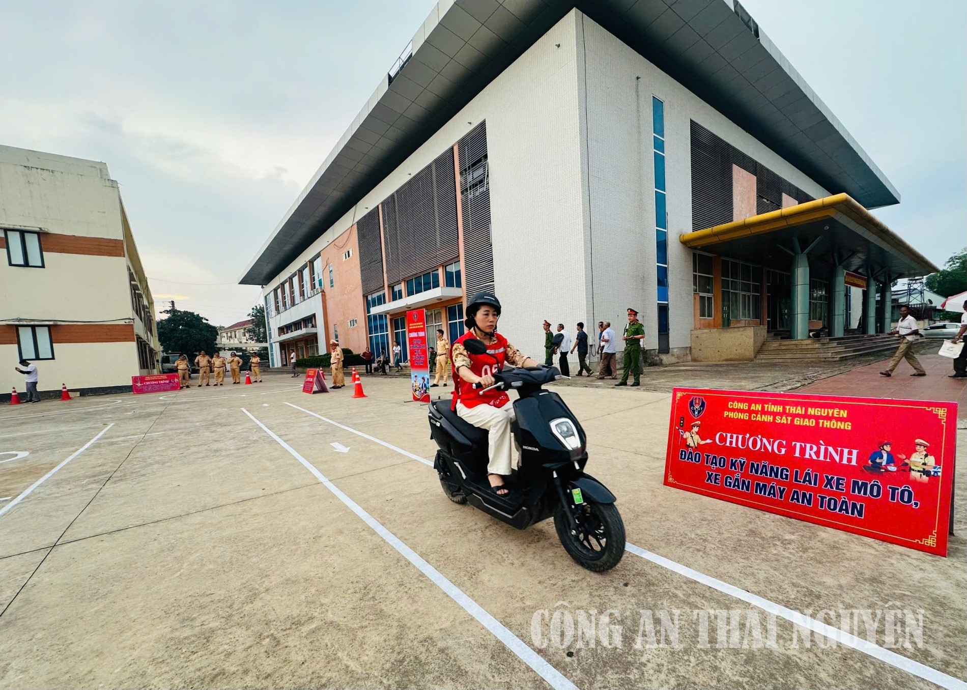 Các đại biểu thực hành phần kiểm tra trong hình