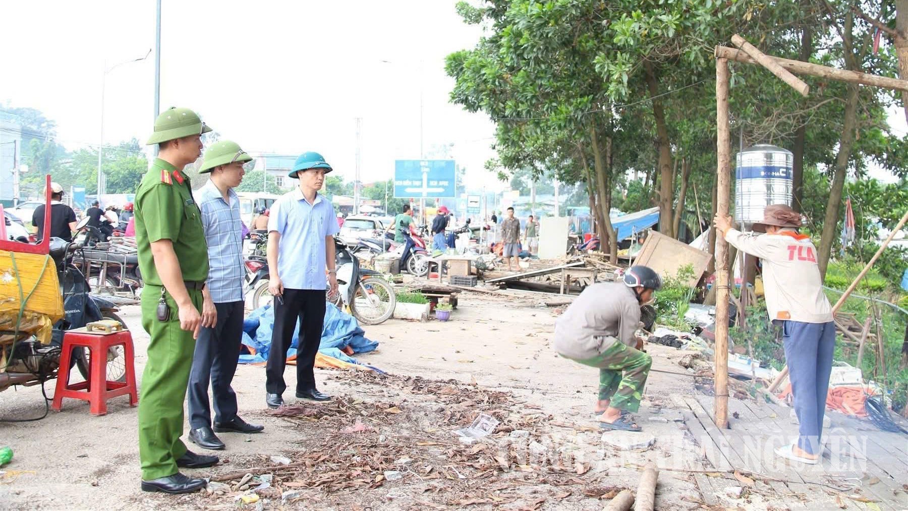 Công an xã Điềm Thụy phối hợp giải tỏa hành lang an toàn giao thông