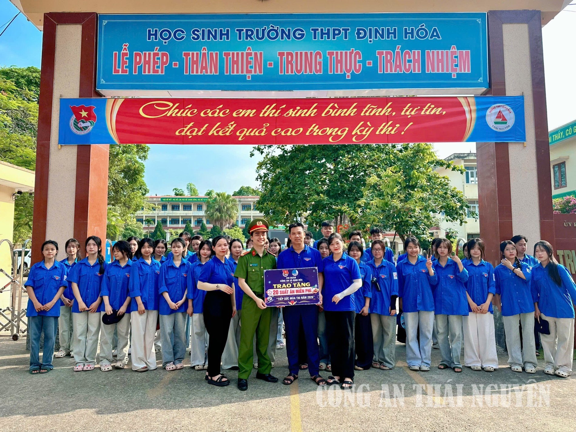 Đoàn thanh niên Công an xã Định Hóa trao tặng 20 suất ăn trưa dành cho các em học sinh.