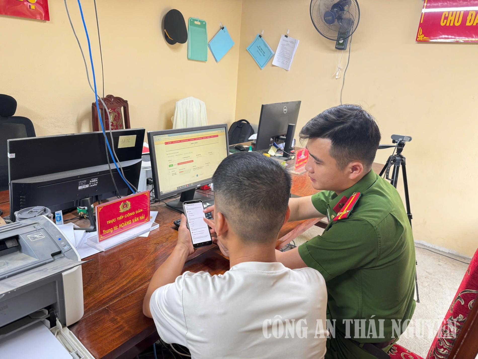 Công an xã Phúc Lộc hướng dẫn người dân đánh giá mức độ hài lòng trên VNeID