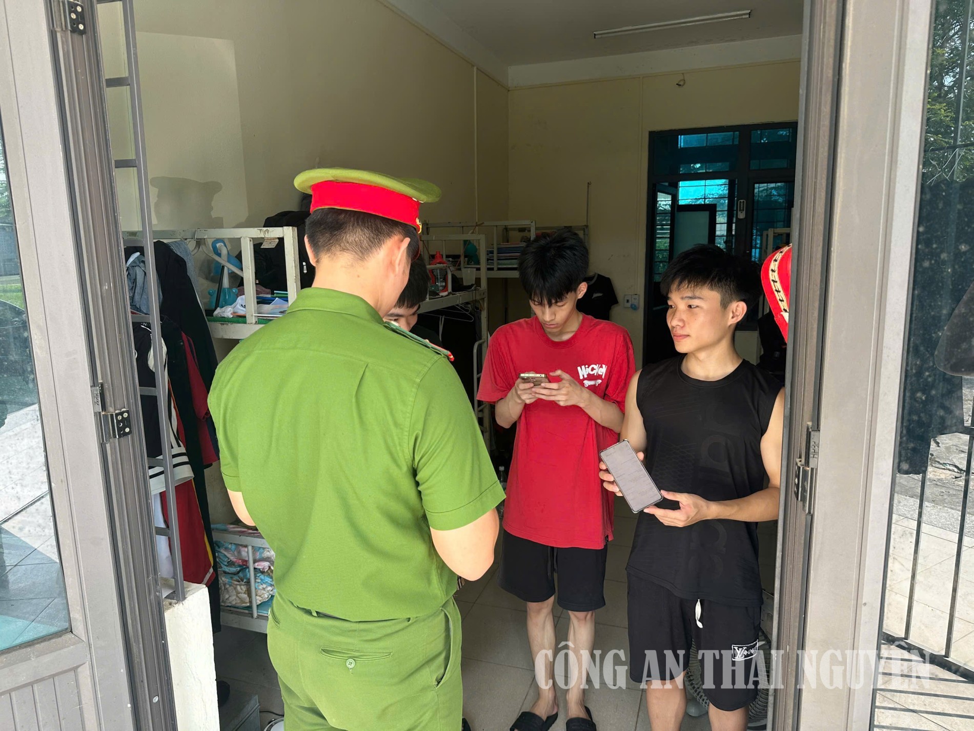 Công an phường Tích Lương kiểm tra sinh viên trong ký túc xá