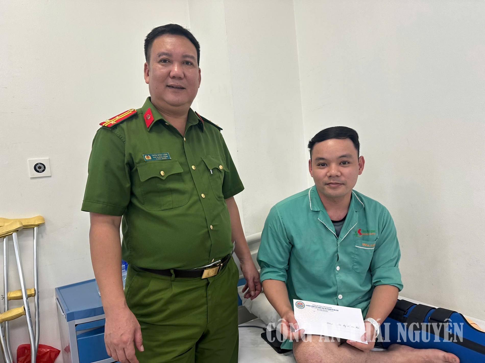Thăm hỏi cán bộ Công an xã bị thương khi đấu tranh với tội phạm ma túy