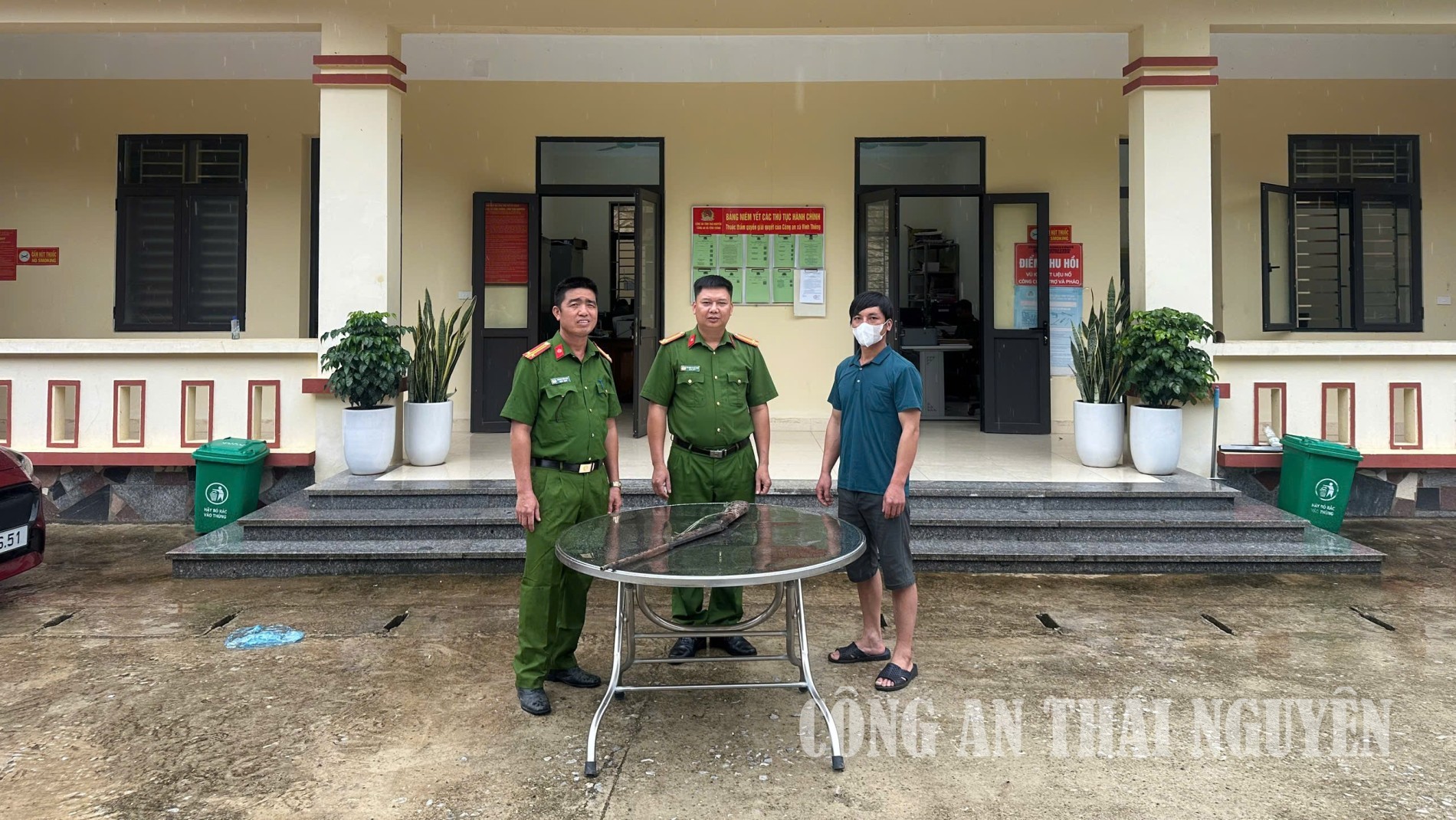 Công an xã Vĩnh Thông vận động người dân tự nguyện giao nộp vũ khí