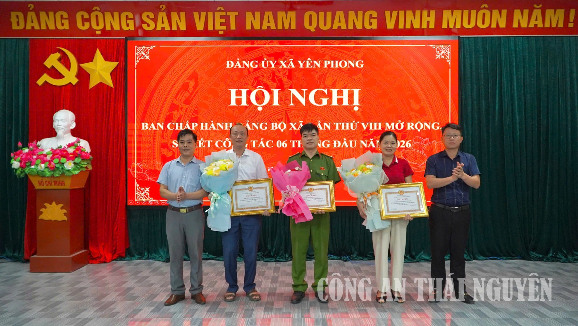 Chi bộ Công an xã Yên Phong được khen thưởng về thành tích xuất sắc trong công tác xây dựng Đảng