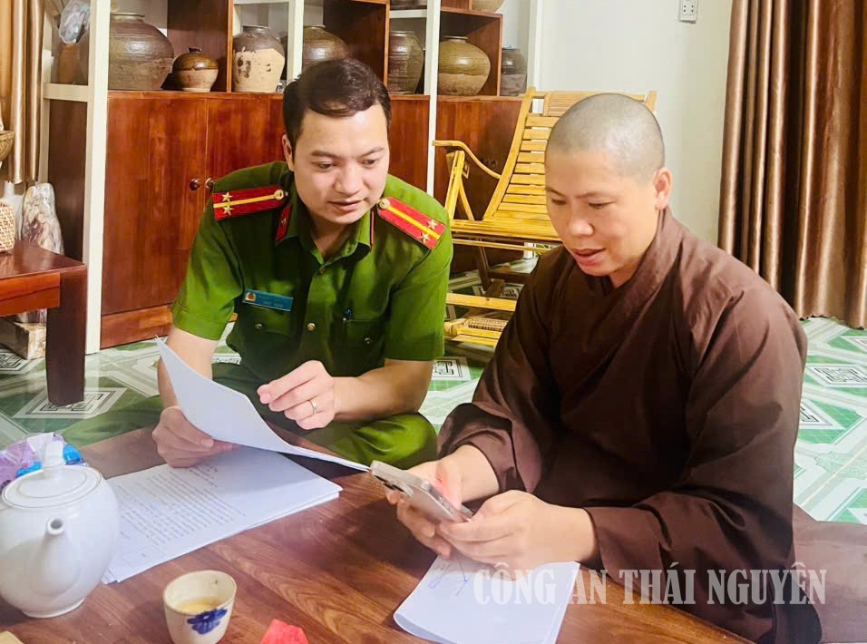 Công an xã Vạn Phú hướng dẫn khai báo, thông báo lưu trú