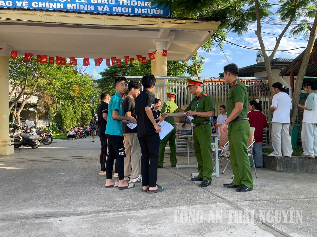Công an xã Nà Phặc bảo đảm an toàn kỳ thi tuyển sinh vào lớp 10