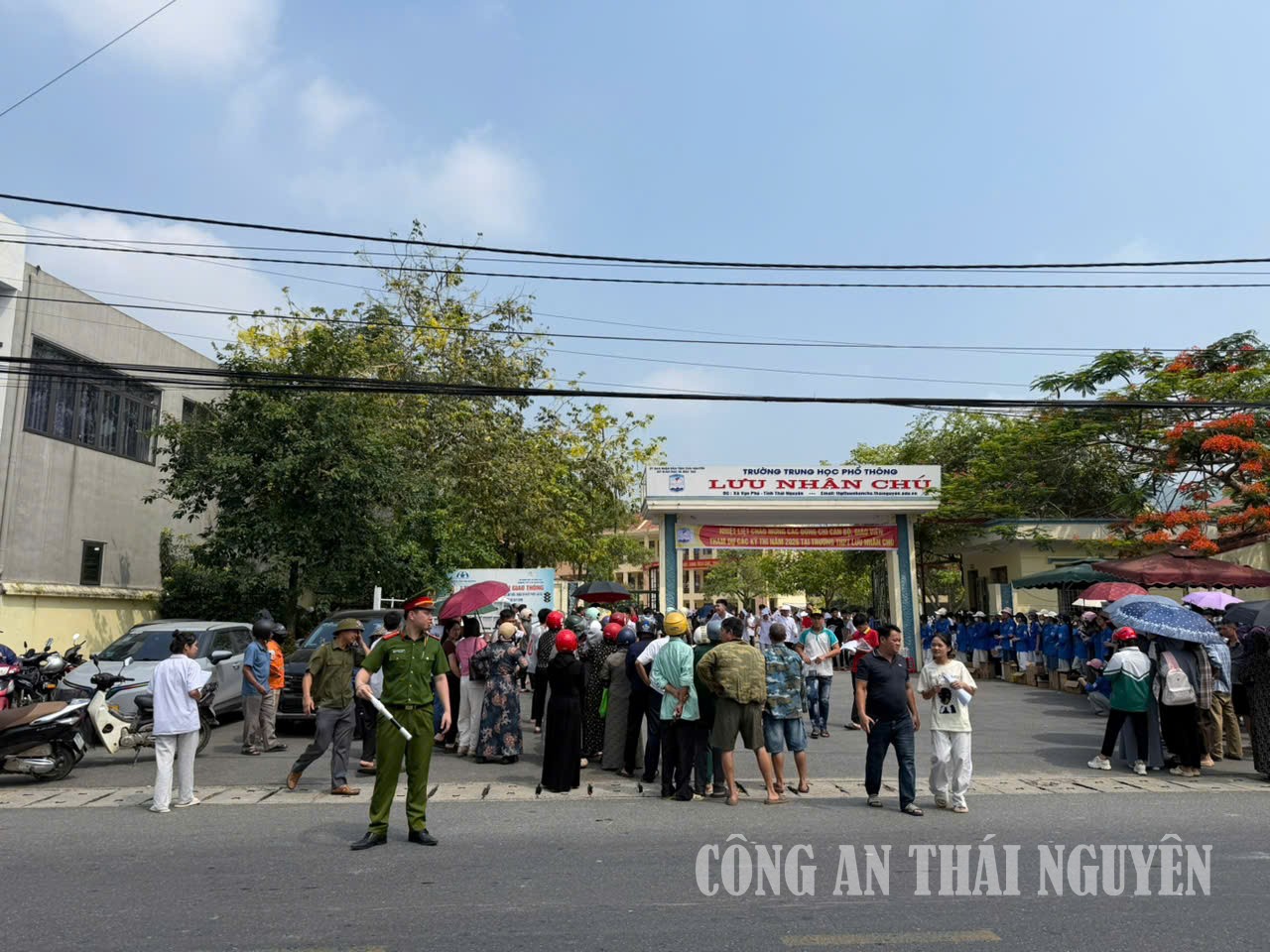 Công an xã đảm bảo ANTT tại khu vực điểm thi