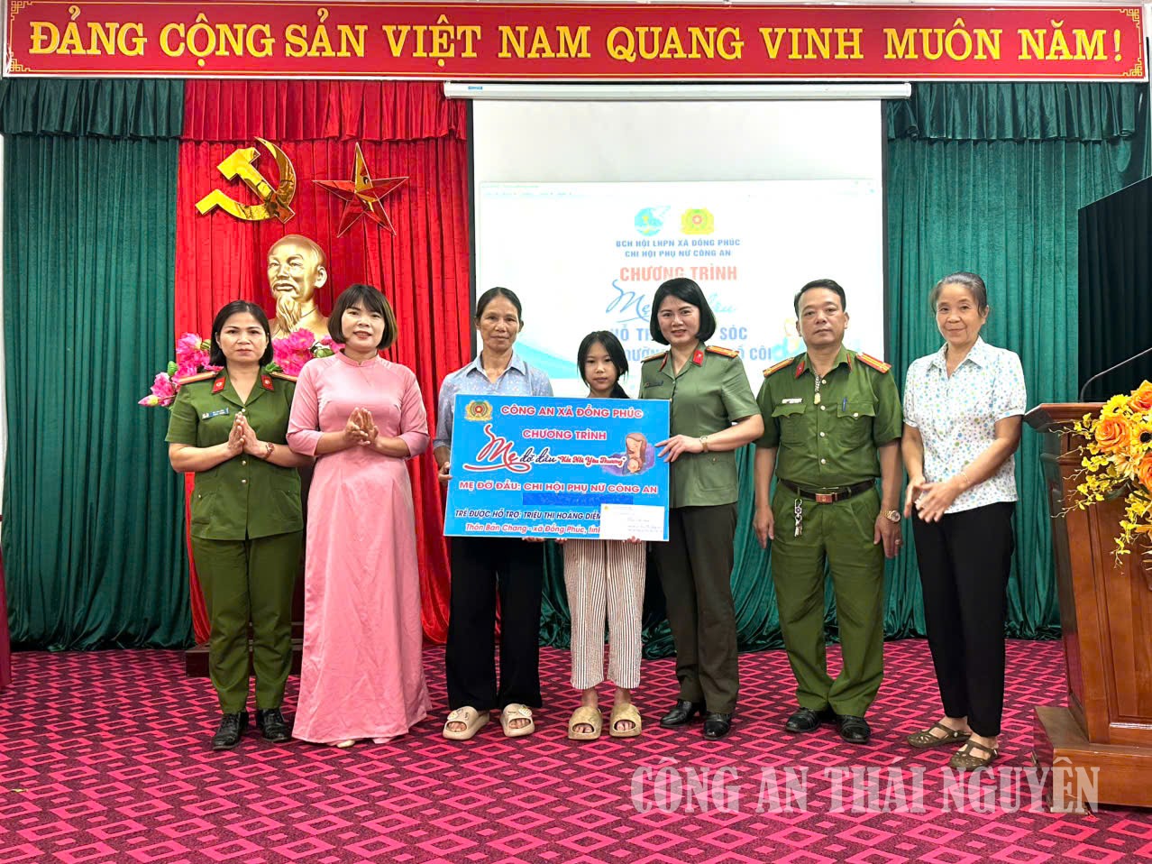 Chi hội Phụ nữ Công an xã Đồng Phúc nhận đỡ đầu trẻ em có hoàn cảnh khó khăn