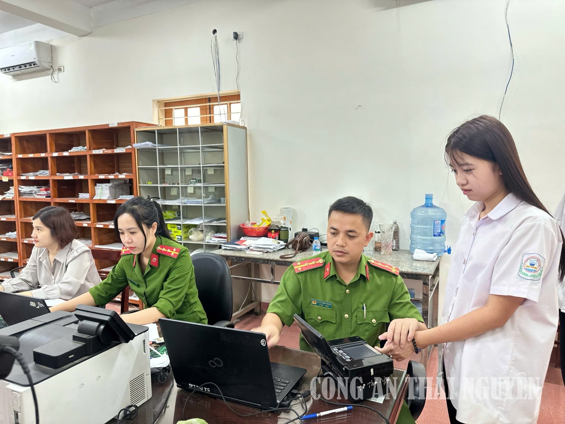 Công an phường Phan Đình Phùng cấp căn cước, định danh mức độ 2 cho trẻ em