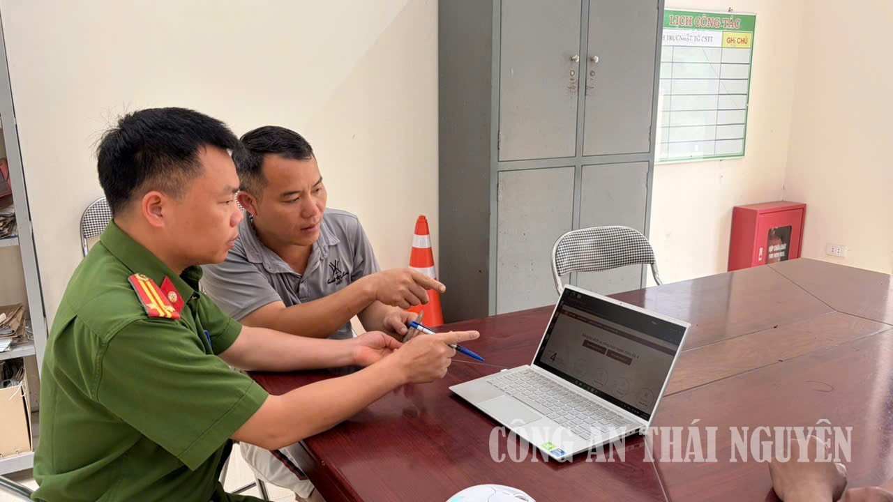 Tuyên truyền, hướng dẫn nhân dân cấp đổi giấy phép lái xe.