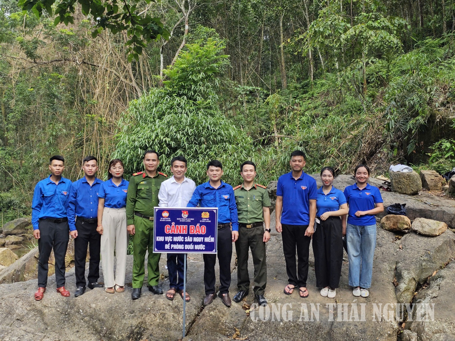 Công an xã Đức Lương phối hợp với các đơn vị liên quan tổ chức cắm biển cảnh báo tại các suối sâu