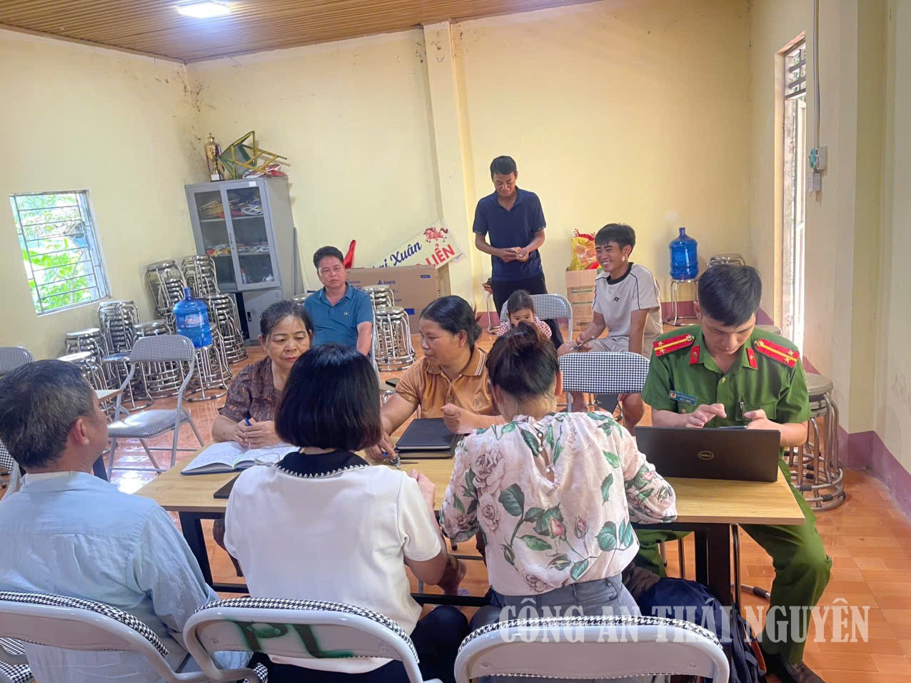 Công an xã Nghiên Loan tuyên truyền đảng