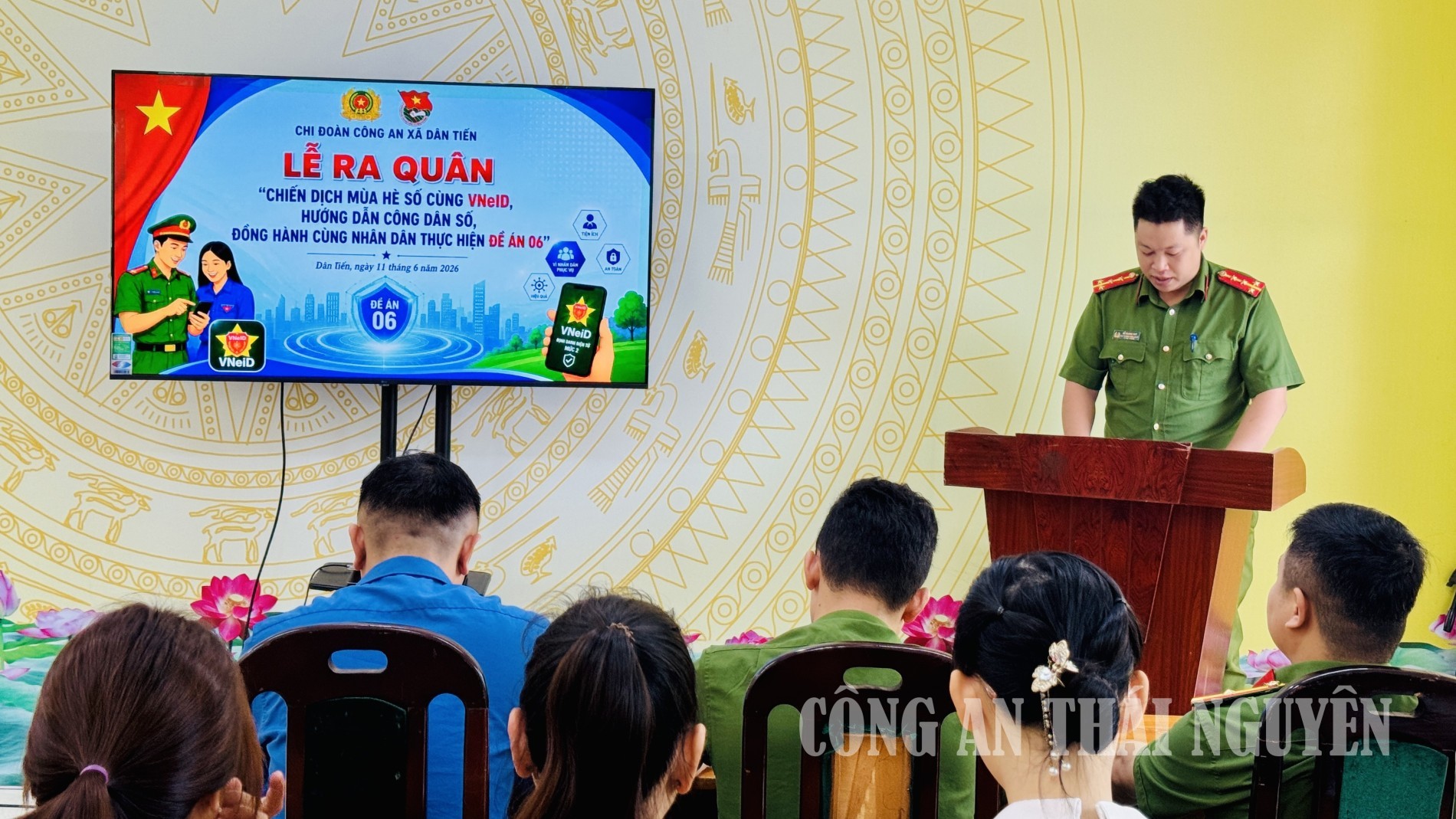 Chi đoàn Công an xã Dân Tiến đã tổ chức lễ ra quân “Chiến dịch mùa hè số cùng VNeID, hướng dẫn công dân số, đồng hành cùng Nhân dân thực hiện Đề án 06” .
