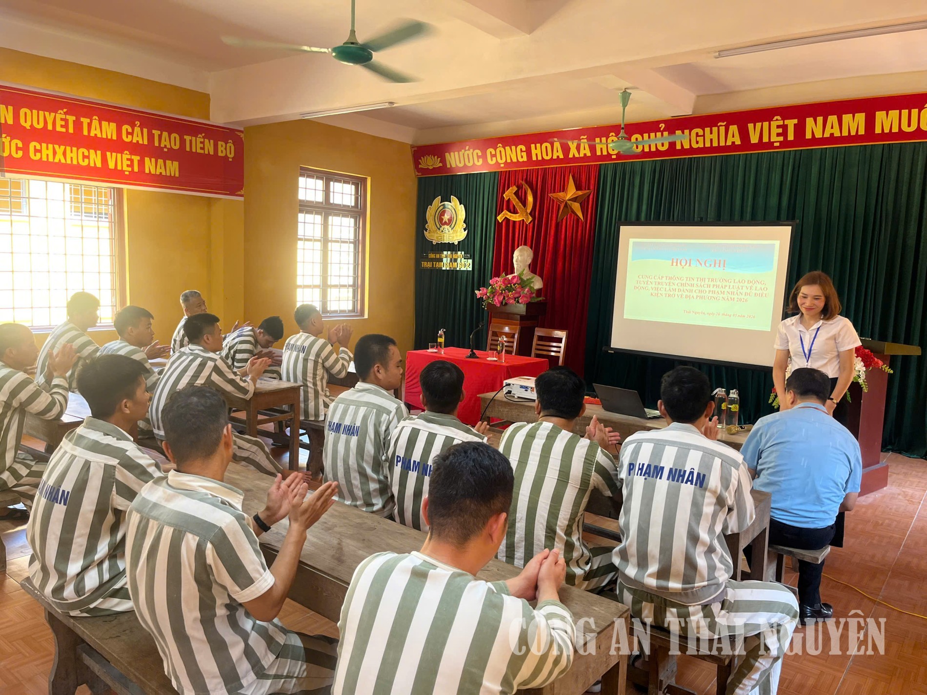 Cung cấp thông tin thị trường, chính sách pháp luật về lao động, việc làm cho phạm nhân đủ điều kiện trở về địa phương.