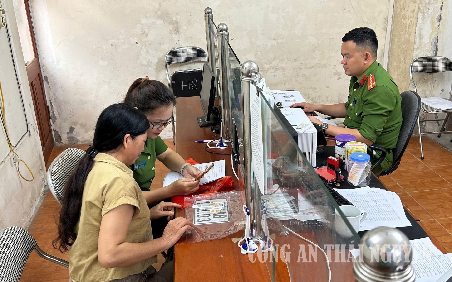 Công an phường Đức Xuân hướng dẫn đăng ký phương tiện trực tuyến toàn trình