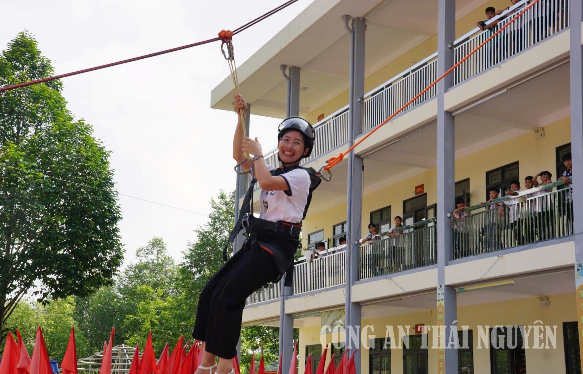 giáo viên trải nghiệm thoát nạn qua cầu dây nghiêng