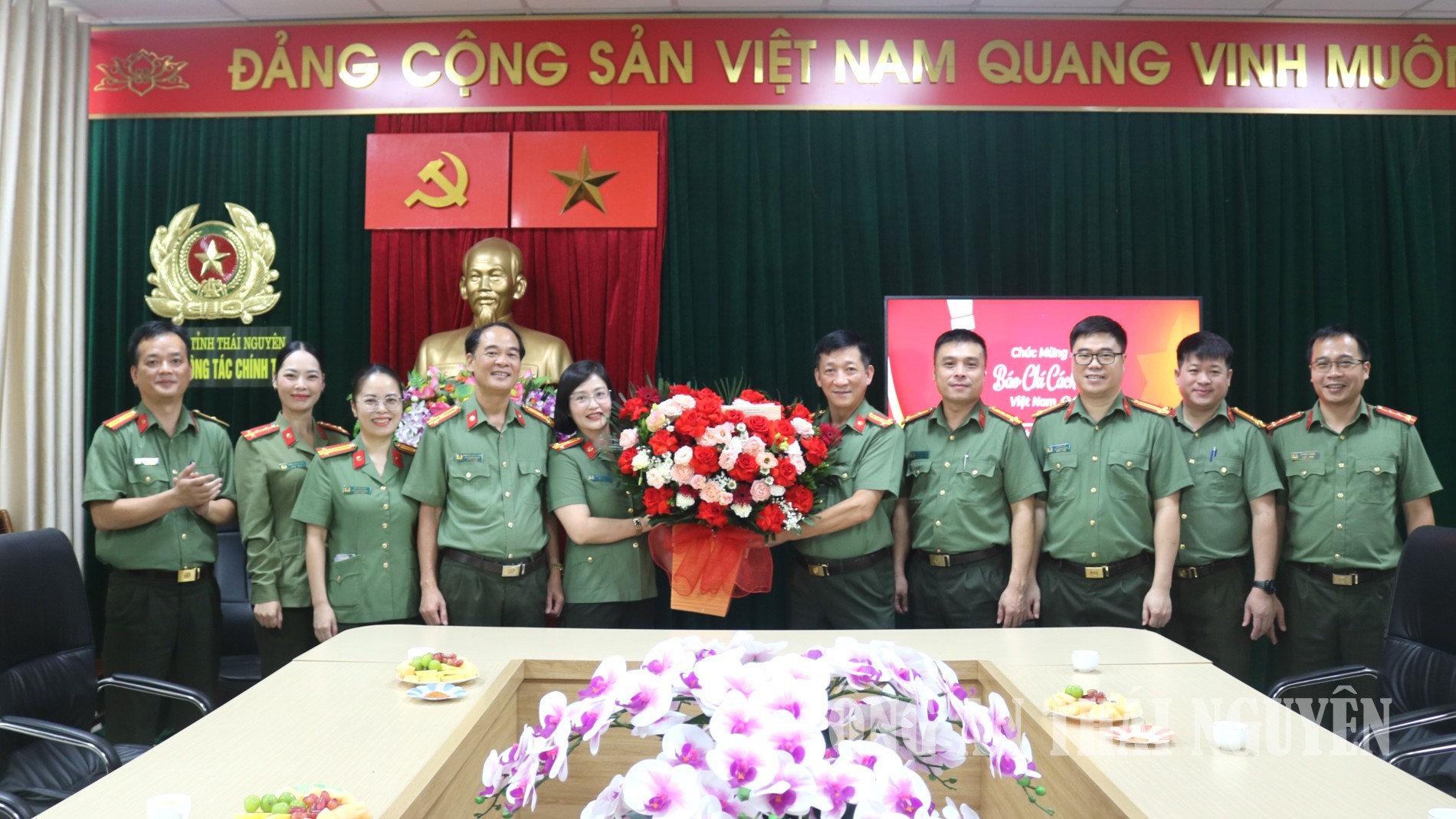 Lãnh đạo Công an tỉnh thăm, chúc mừng nhân kỷ niệm 101 năm Ngày Báo chí Cách mạng Việt Nam.