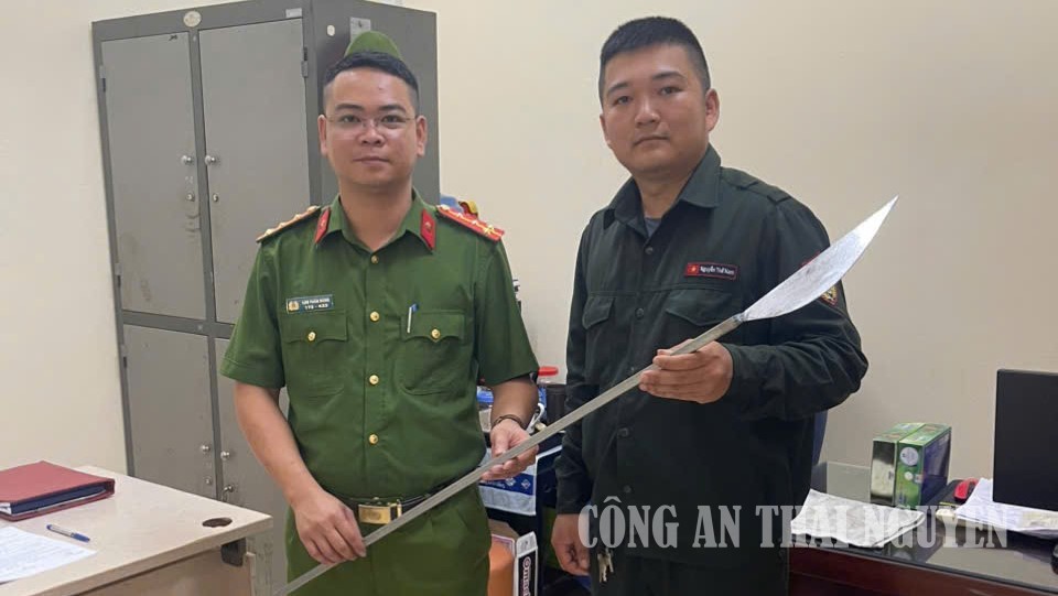 Đồn Công an KCN Yên Bình tiếp nhận dao tự chế do người dân tự nguyện giao nộp.