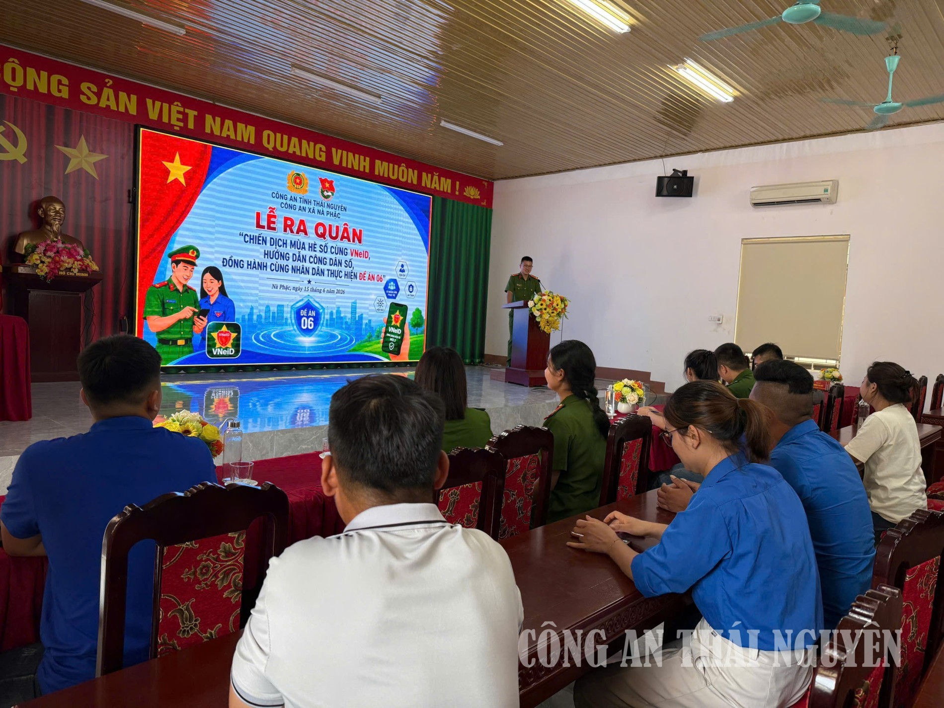 Ra quân chiến dịch “Mùa hè số cùng VNeID” tại xã Nà Phặc.