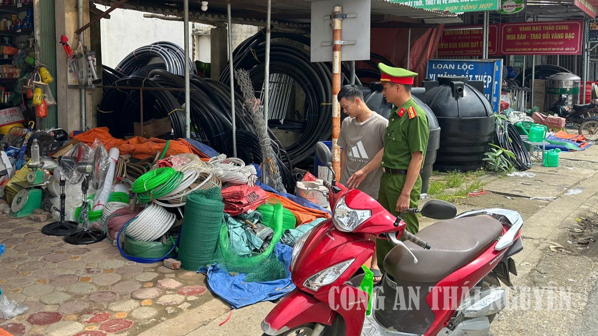 Công an xã tuyên truyền, vận động, nhắc nhở việc chấp hành quy định sử dụng lòng đường, vỉa hè.