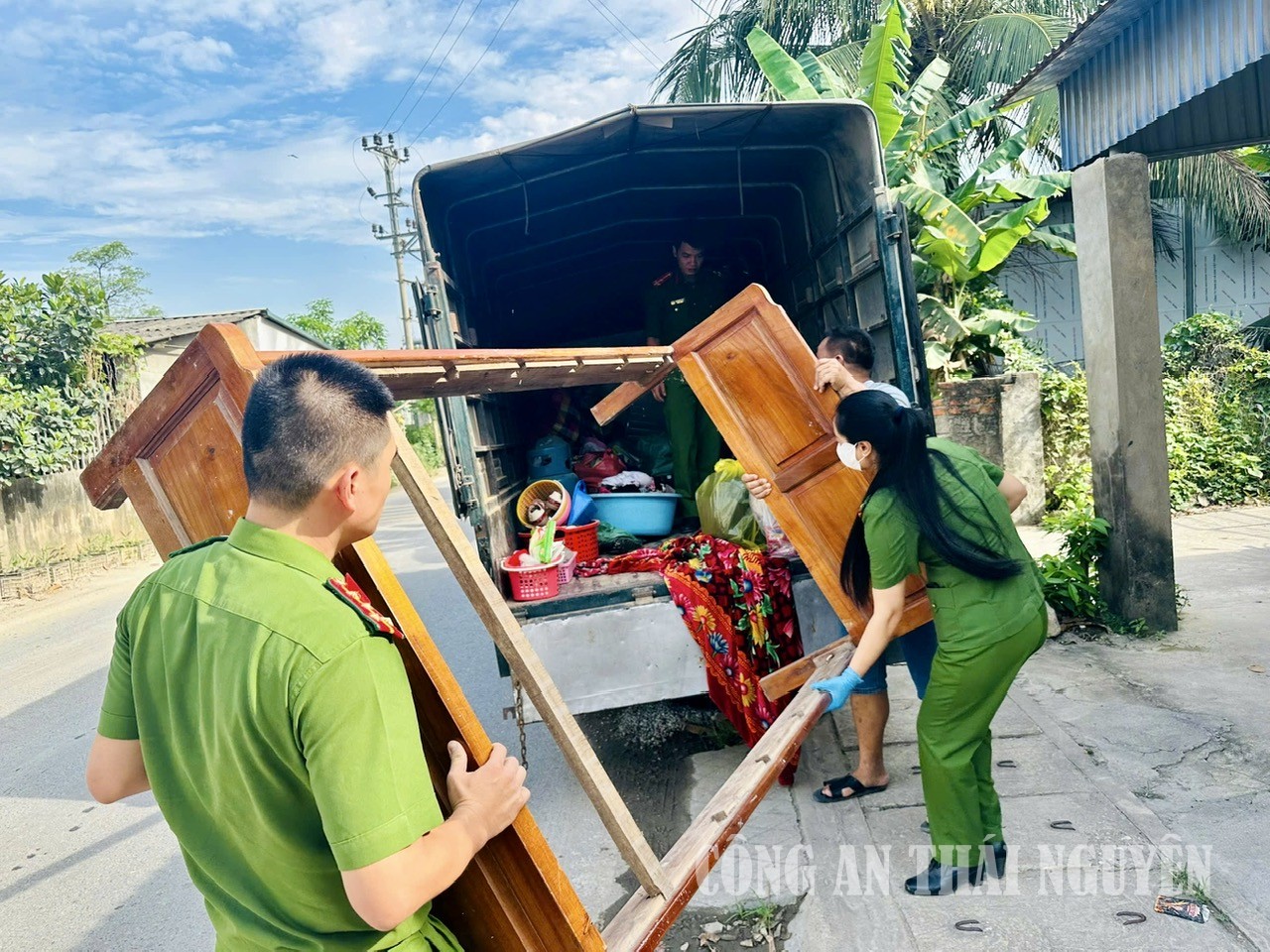 Cán bộ, chiến sĩ hỗ trợ di chuyển đồ đạc.