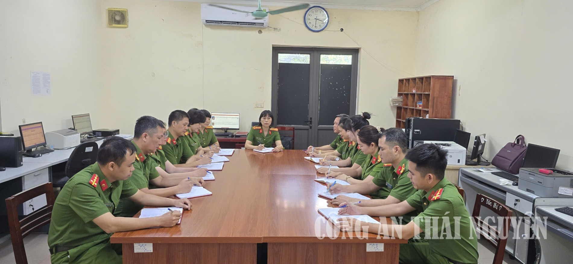 Sinh hoạt chính trị chuyên đề “Nhận thức, tư duy mới về an ninh trong Nghị quyết Đại hội XIV của Đảng” .