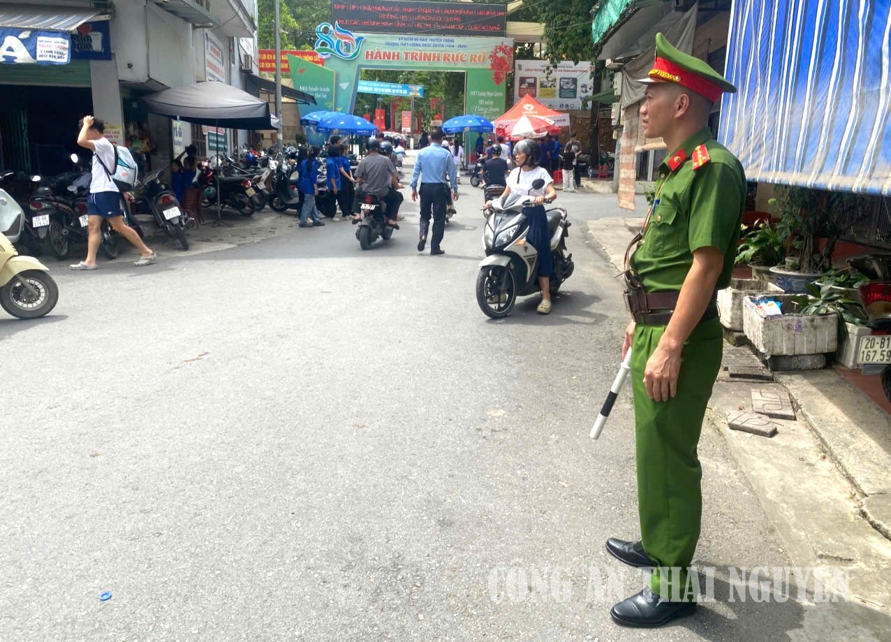 Lực lượng Cảnh sát trật tự và phản ứng nhanh đồng hành cùng các thí sinh thi tốt nghiệp.