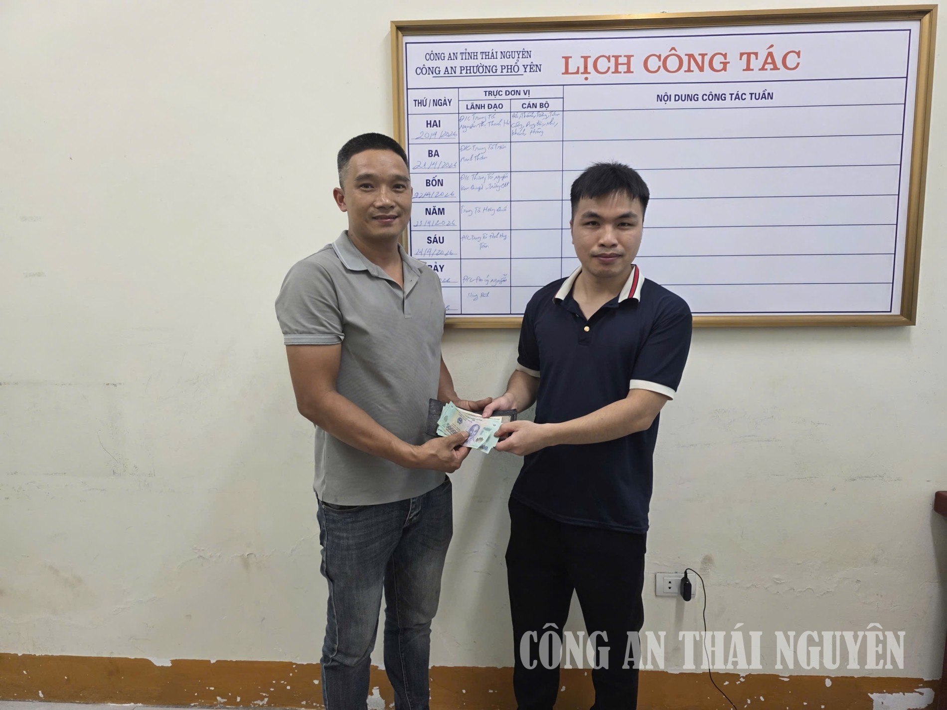 Trao trả tài sản cho người đánh rơi.