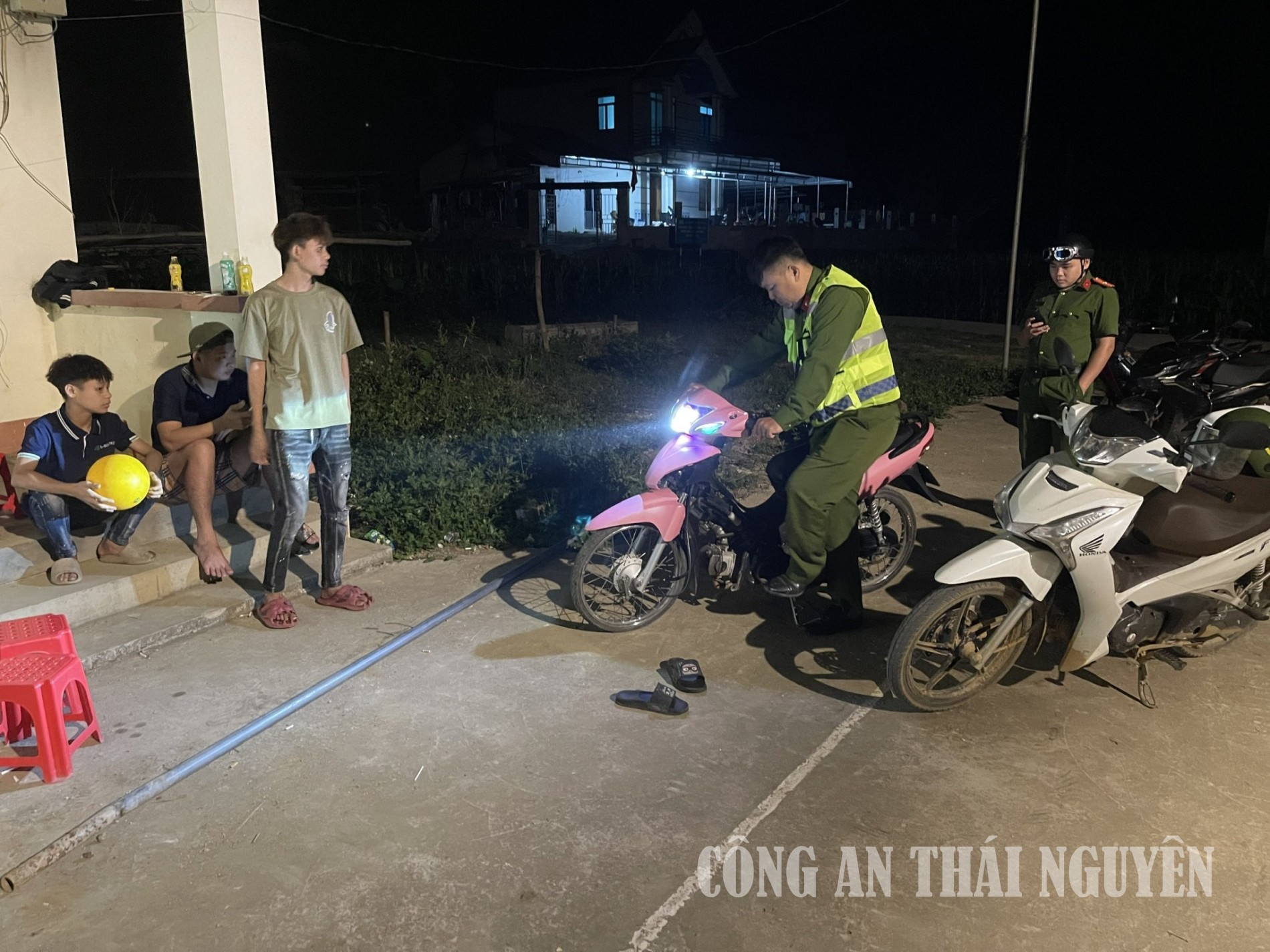 Phúc Lộc tuân tra học sinh