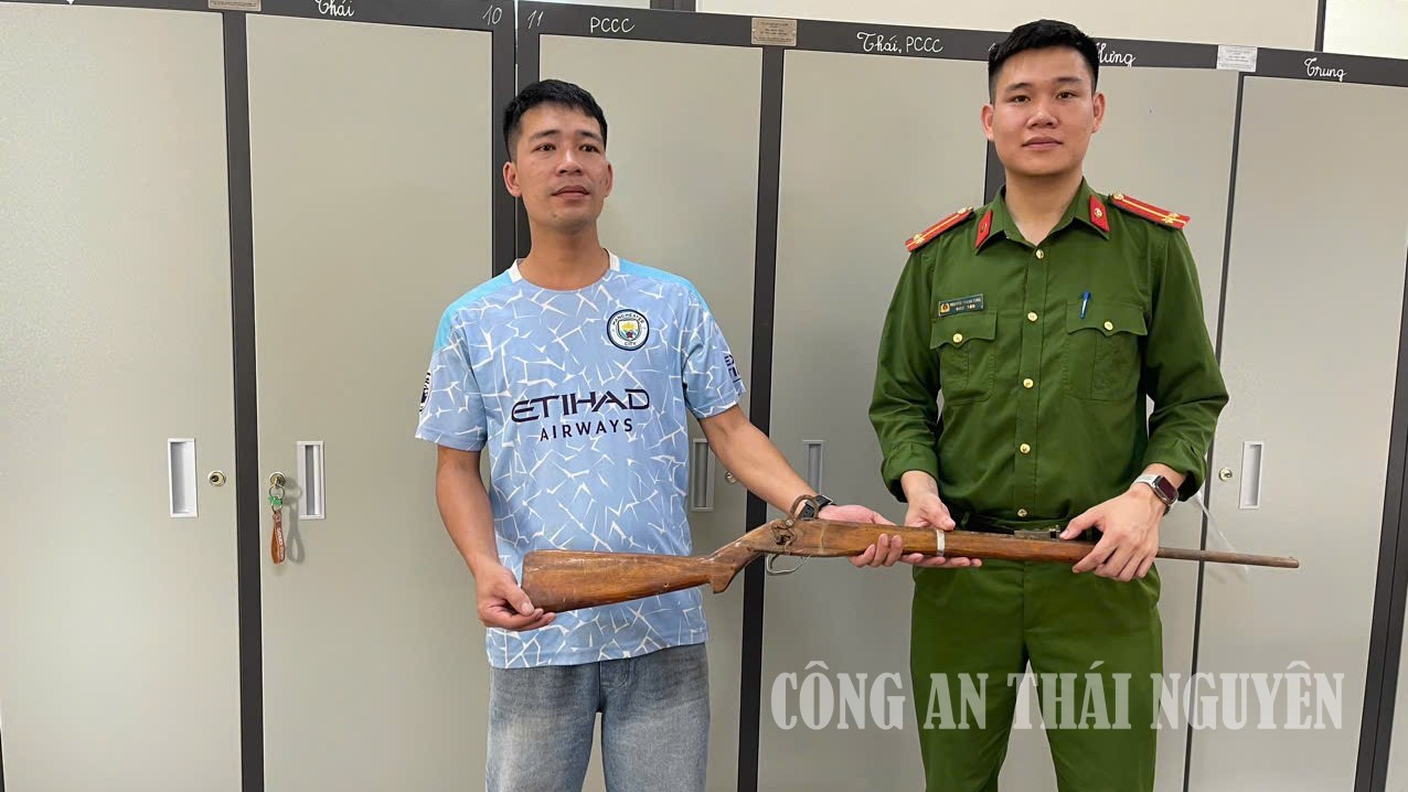Công an phường Quan Triều tiếp nhận 01 khẩu súng săn do người dân giao nộp.