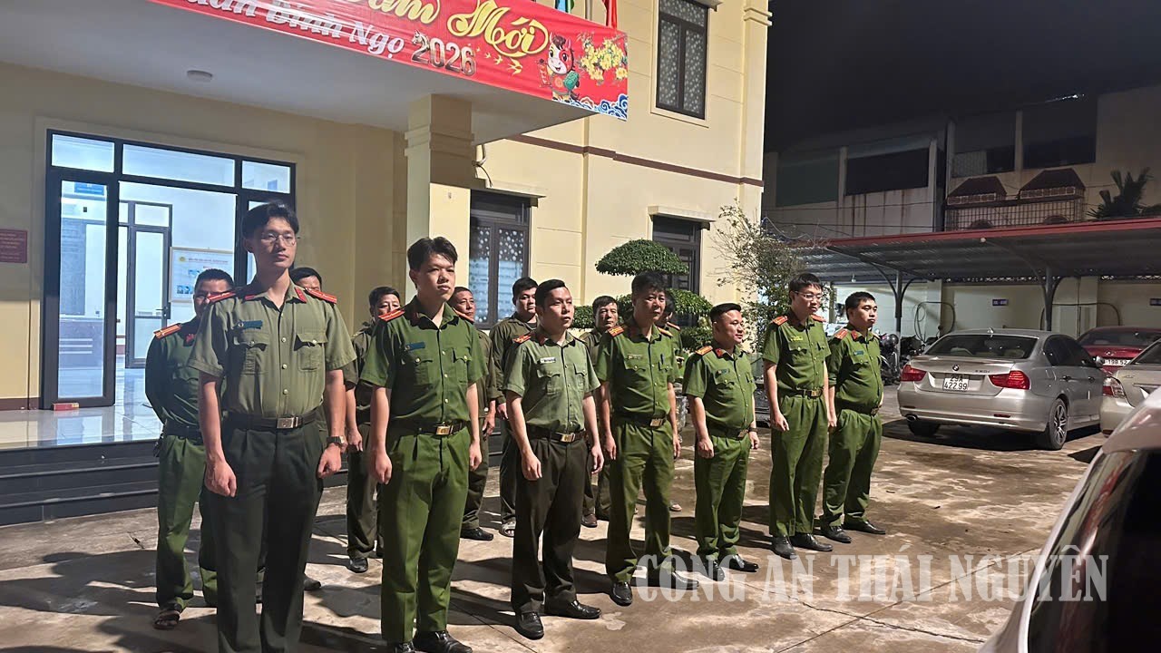 Công an phường tuần tra vũ trang, đấu tranh với tội phạm đường phố.