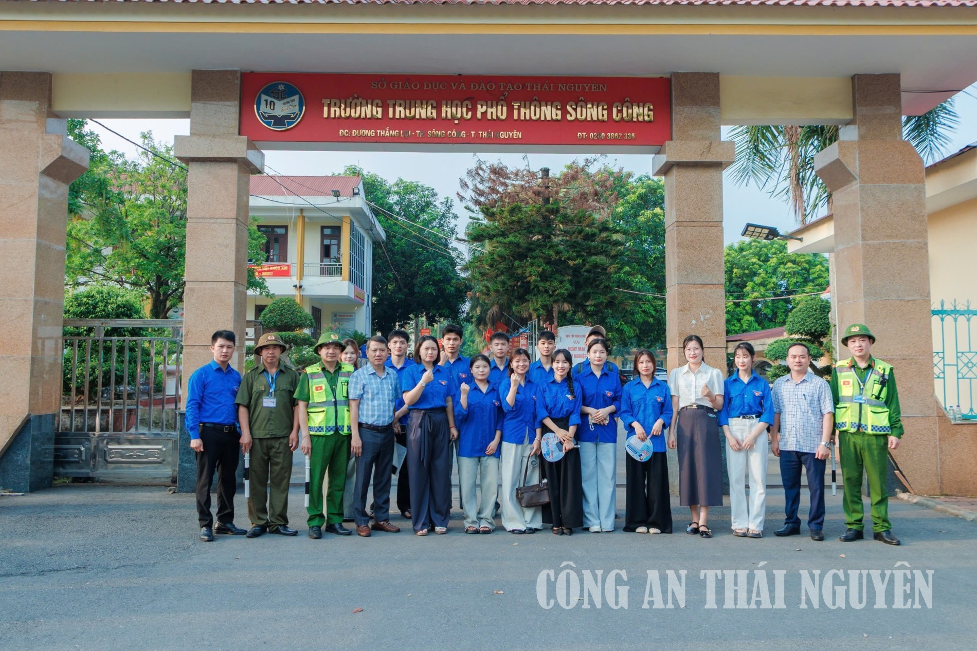 Công an phường Sông Công hỗ trợ thí sinh tại điểm thi.