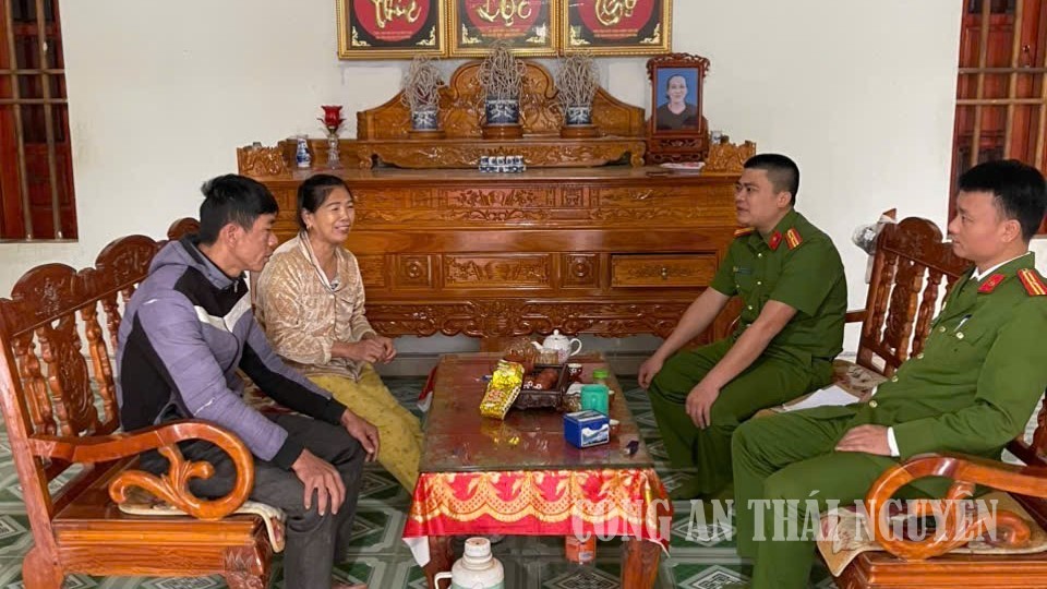 Công an xã Tân Khánh tăng cường công tác kiểm tra cư trú trên địa bàn.