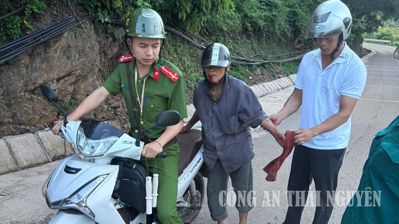Công an xã Trần Phú, tỉnh Thái Nguyên đã kịp thời hỗ trợ công dân bị thương đi cấp cứu.