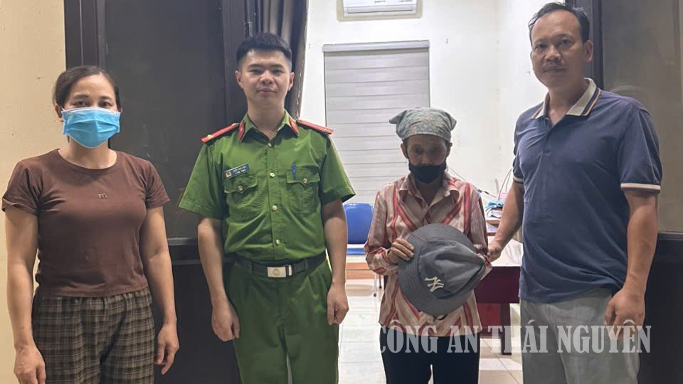 Công an phường Trung Thành hỗ trợ tìm thân nhân cho người đi lạc.