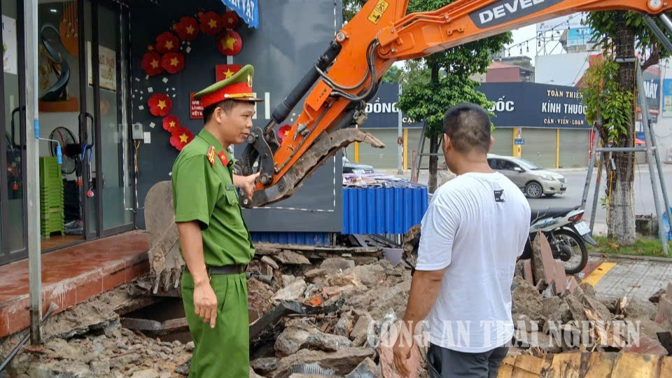 Công an phường Phan Đình Phùng giải quyết điểm nghẽn về trật tự đô thị.