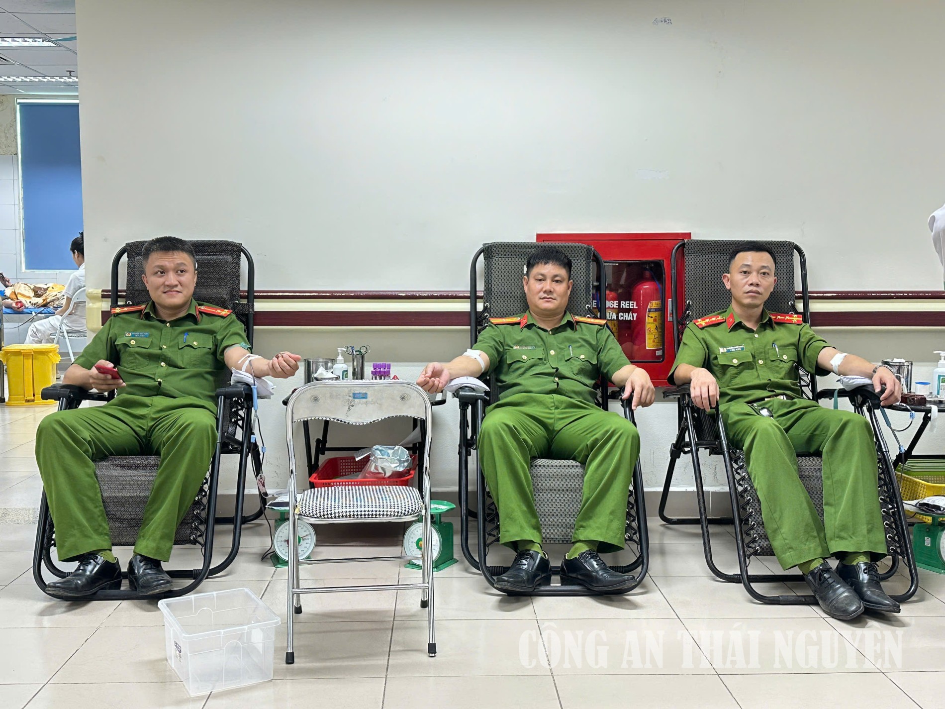 Văn Hán hiến máu