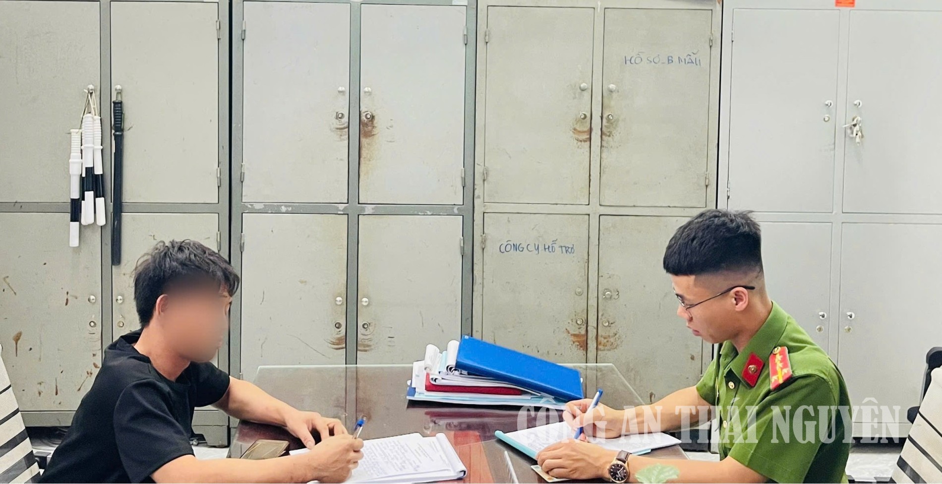 Cán bộ Công an phường làm việc với lái xe.