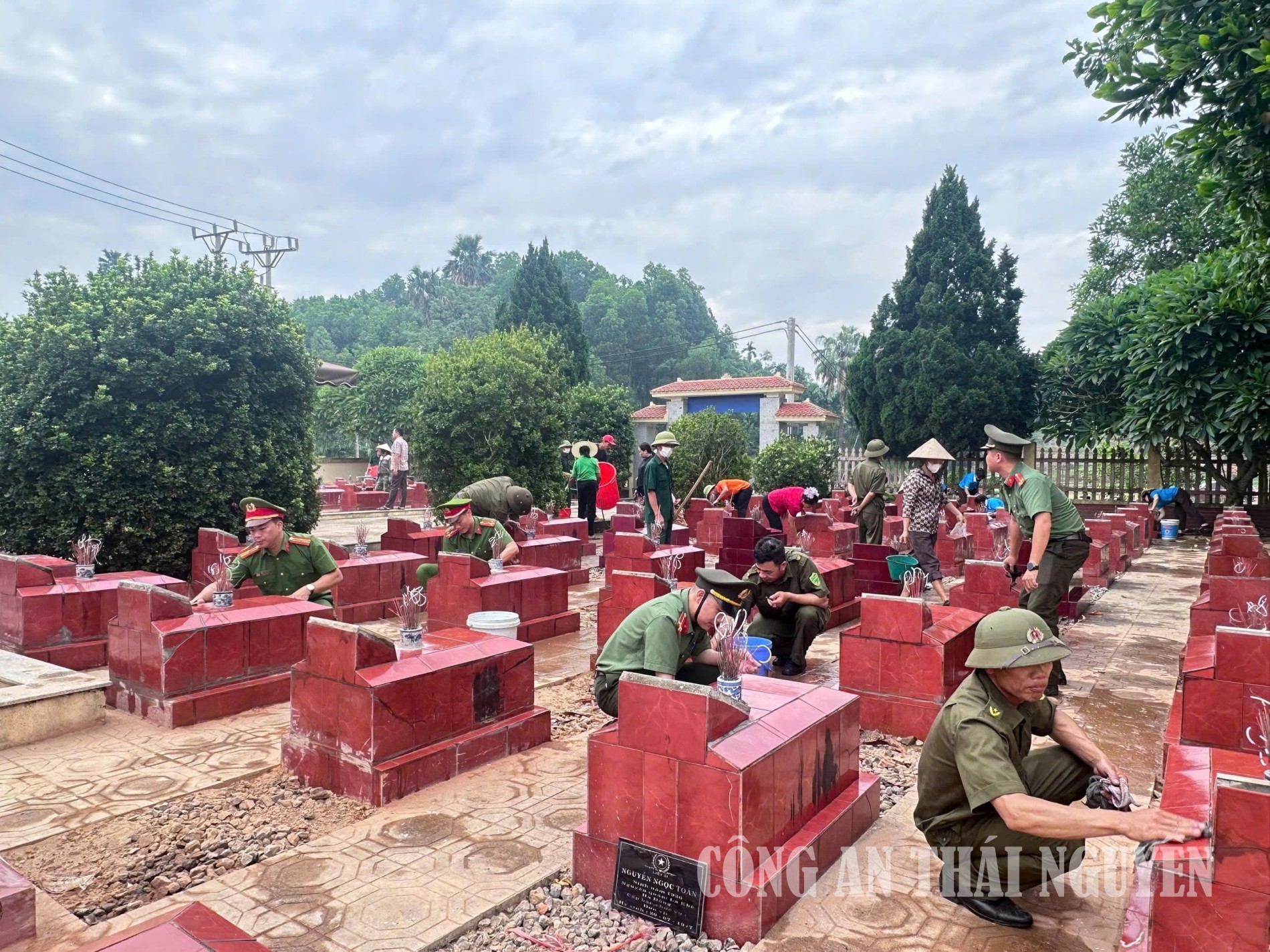 Yên Trạch chăm sóc ngĩa trang