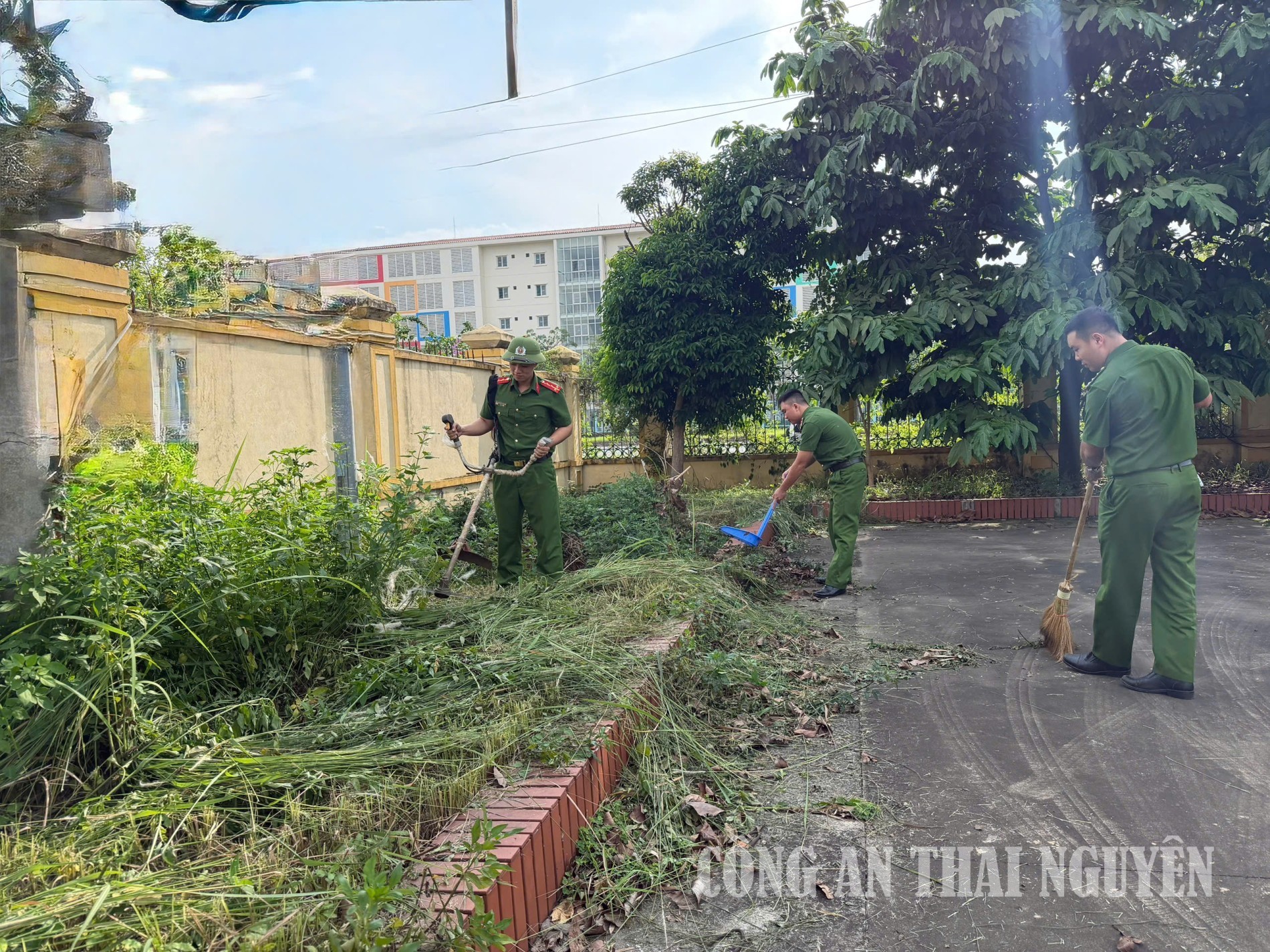 Cán bộ, chiến sĩ tổng vệ sinh môi trường tại trụ sở đơn vị