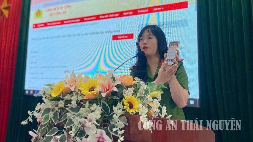 Cán bộ Công an xã hướng dẫn các thủ tục hành chính trực tuyến.