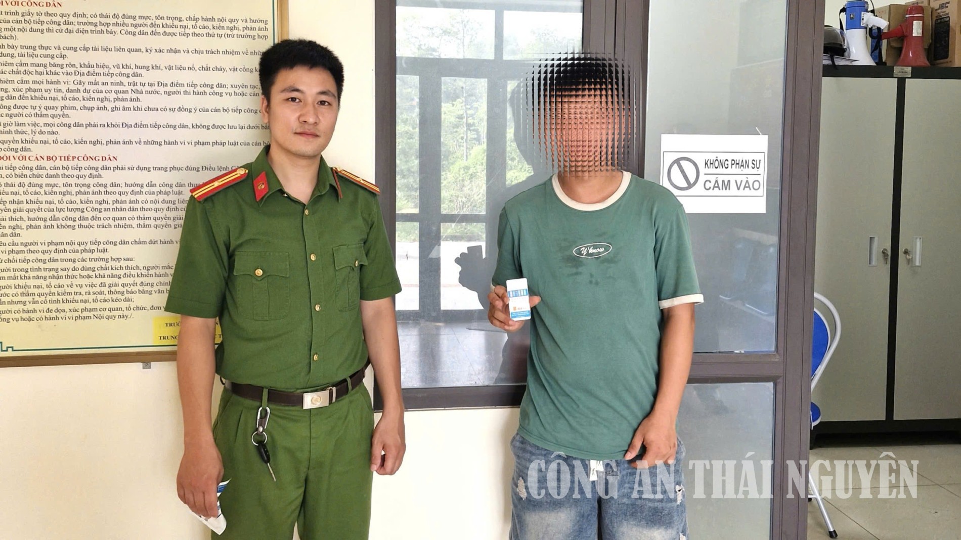Công an xã Tân Cương test đối tượng nghi sử dụng trái phép chất  ma túy.