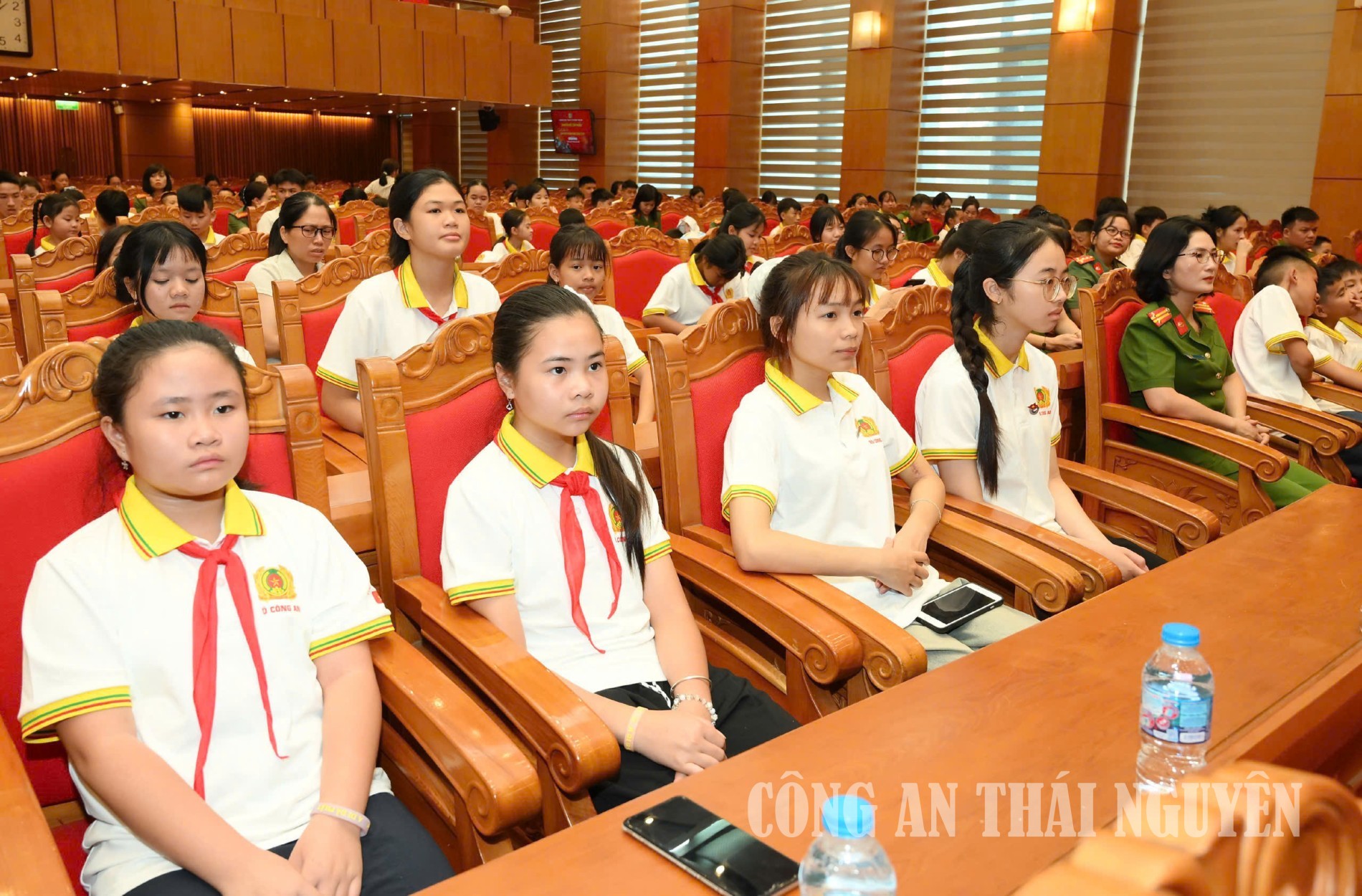 Các con đỡ đầu của Công an tỉnh Thái Nguyên tham gia Trại hè yêu thương.