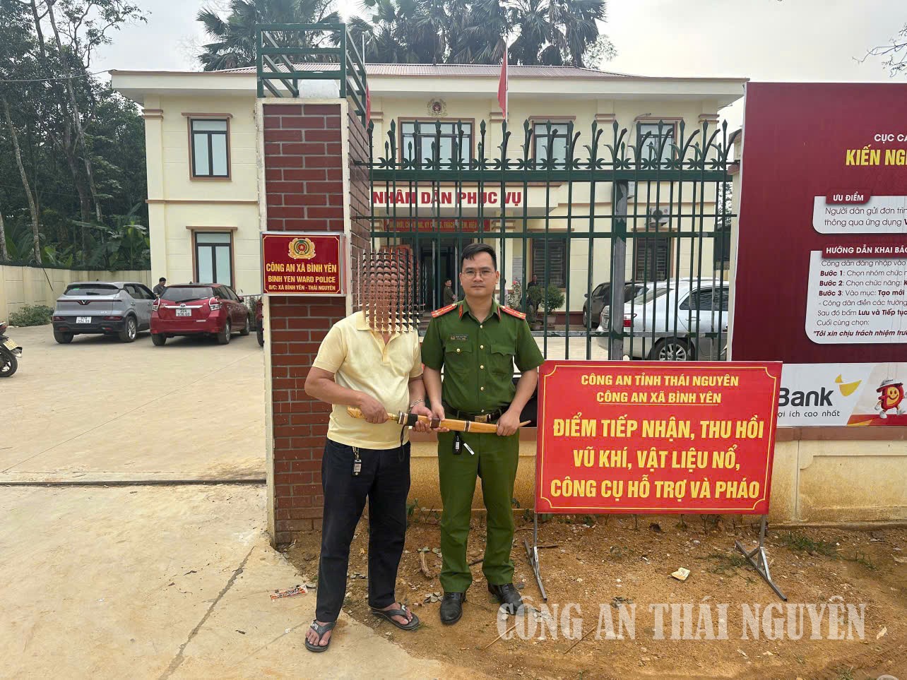 Cán bộ Công an xã Bình Yên tiếp nhận vũ khí tự chế.