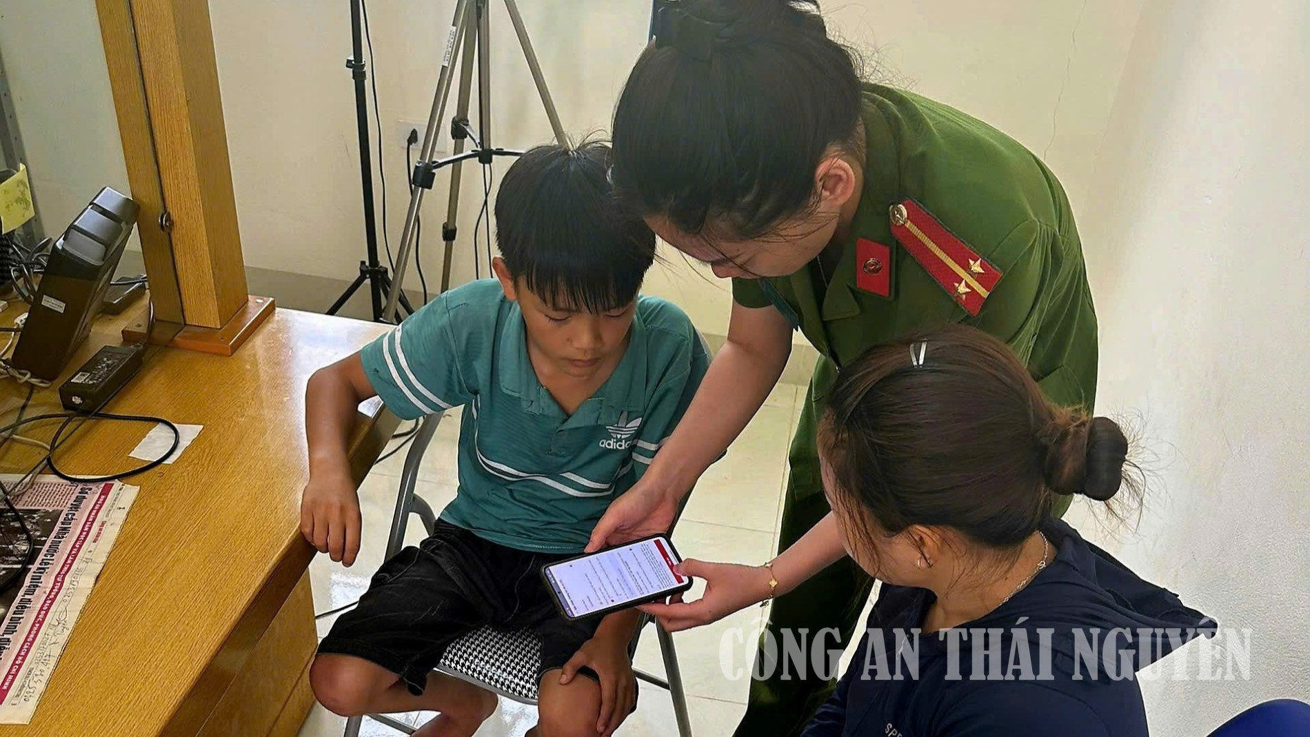 Công an xã Thanh Mai ra quân hỗ trợ người dân thực hiện Đề án 06
