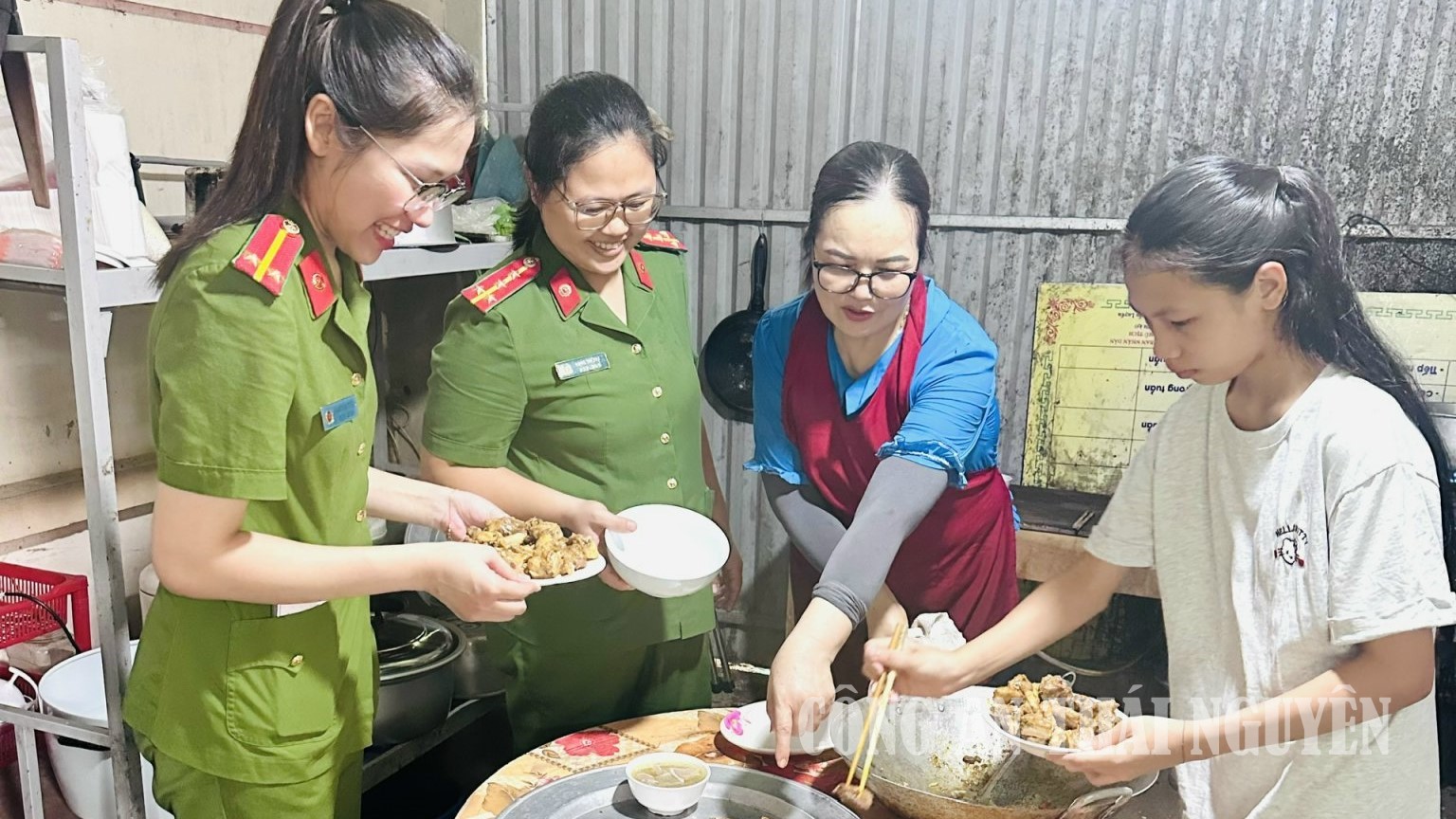 Chi hội Phụ nữ Công an xã Cẩm Giàng tổ chức "Bữa cơm yêu thương" nhân Ngày gia đình Việt Nam
