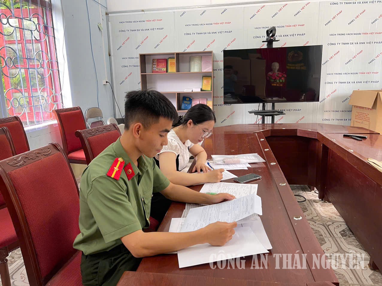 Công an xã Thanh Thịnh tiếp nhận và hướng dẫn thí sinh hoàn thiện hồ sơ tuyển sinh vào CAND năm 2026