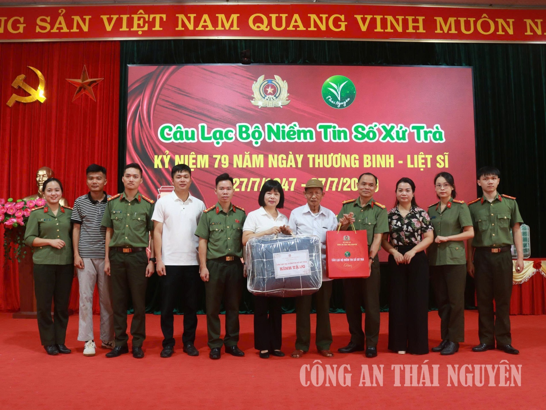 Tặng quà thân nhân liệt sĩ, thương binh, bệnh binh, người có công với cách mạng.