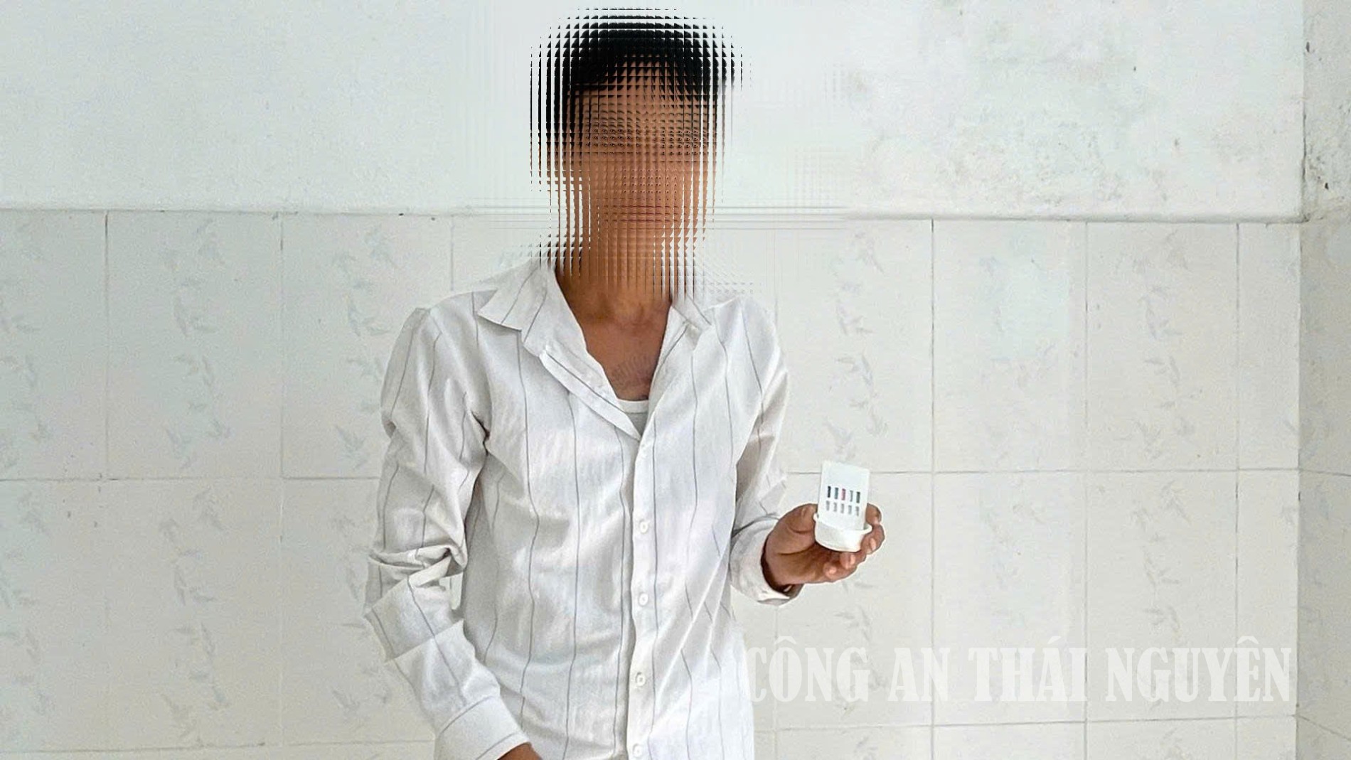 Công an xã test nhanh chất ma tuý trong cơ thể đối với các đối tượng trong diện quản lý.